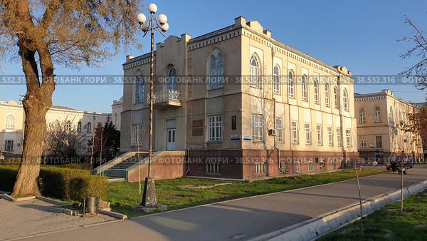 Министерство культуры (ранее Совнарком, построен в 1925-1928 годах, архитектор Зенков). Улица Пушкина, 78. Бишкек. Киргизия (2022 год). Редакционное фото, фотограф lana1501 / Фотобанк Лори