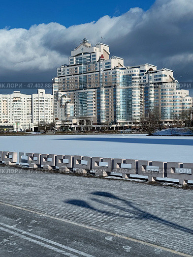MINSK, BELARUS, FEBRUARY 20, 2025 The embankment of the Svislach River in the Nemiga area in winter. Редакционное фото, фотограф Vadzim Yakubovich / Фотобанк Лори