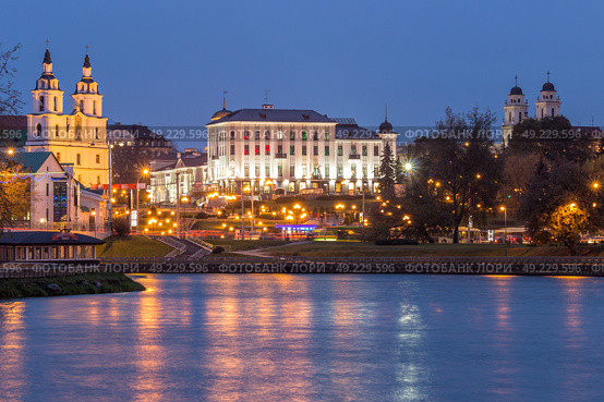 Minsk city center view and Svislach river in the evening. (2015 год). Стоковое фото, фотограф Максим Забаровский / Фотобанк Лори