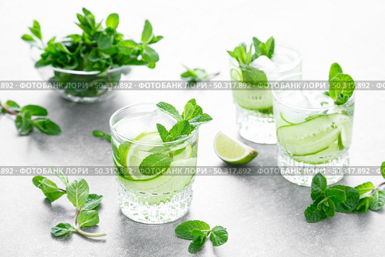 Mint, lime and cucumber refreshing infused detox cocktail with ice, light refreshment summer mocktail. Стоковое фото, агентство Ingram Publishing / Фотобанк Лори