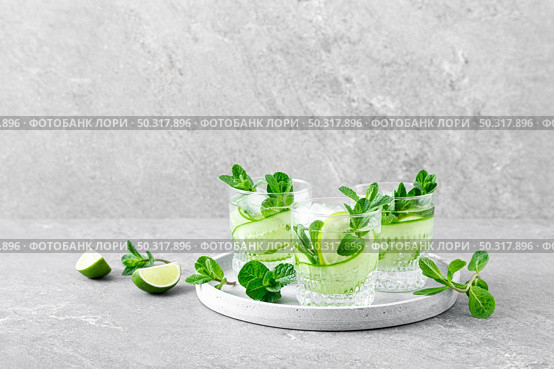 Mint, lime and cucumber refreshing infused detox cocktail with ice, light refreshment summer mocktail. Стоковое фото, агентство Ingram Publishing / Фотобанк Лори