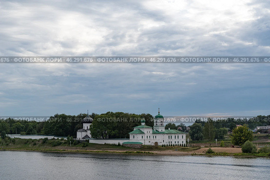 Мирожский монастырь. Спасо-Преображенский собор (12 век) и Церковь Архидиакона Стефана (17 век), Псков, Россия. (2020 год). Стоковое фото, фотограф Дымов Игорь / Фотобанк Лори