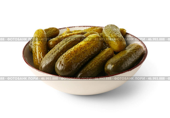 Миска с вкусными квашенными огурцами на белом фоне. Стоковое фото, фотограф Pixel_shot / Фотобанк Лори