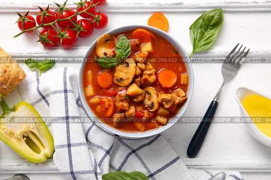 Миска вкусного говяжьего рагу и ингредиенты на белом деревянном фоне. Стоковое фото, фотограф Pixel_shot / Фотобанк Лори