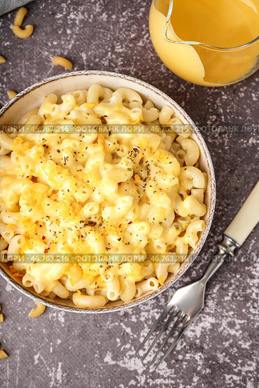 Миска вкусной итальянской пасты с чеддером на грубом фоне. Стоковое фото, фотограф Pixel_shot / Фотобанк Лори