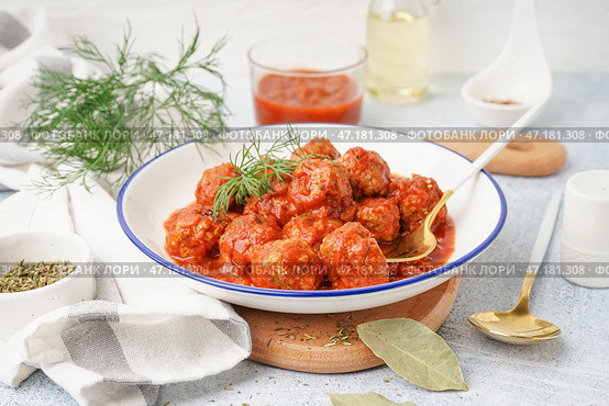 Миска вкусных фрикаделек с томатным соусом и укропом на белом фоне. Стоковое фото, фотограф Pixel_shot / Фотобанк Лори