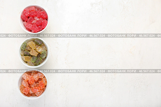 Миски с вкусными желейными мишками на светлом фоне. Стоковое фото, фотограф Pixel_shot / Фотобанк Лори