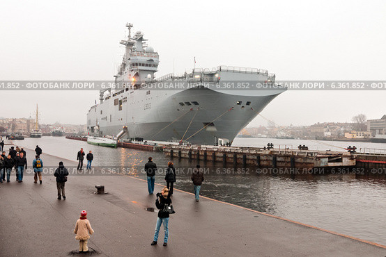 "Мистраль". Нева. Санкт-Петербург (2009 год). Редакционное фото, фотограф Александр Алексеев / Фотобанк Лори