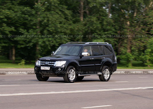 Mitsubishi Pajero мчится по дороге с большой скоростью (2013 год). Редакционное фото, фотограф Павел Кричевцов / Фотобанк Лори