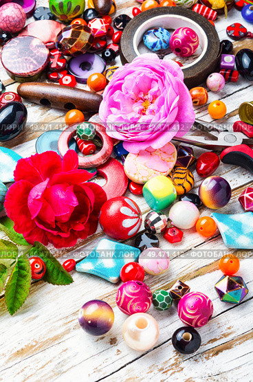 Mix colored beads for beading.Beads and tools.Handicraft. Beads, colorful beads. Стоковое фото, агентство Ingram Publishing / Фотобанк Лори