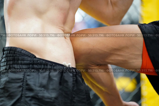 Mixed Martial Art, The power of a knee into the opponent’s abdomen causing the opponent to have colic, tightness in the stomach and lose by knockout. Стоковое фото, агентство Ingram Publishing / Фотобанк Лори