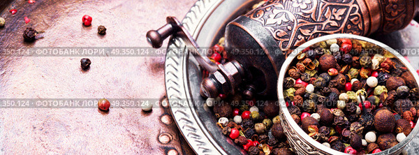 Mixed of peppercorn. set of peppers and a mill for grinding seasonings and spices. Стоковое фото, агентство Ingram Publishing / Фотобанк Лори
