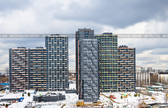 Многоэтажные дома. Ранняя весна. Москва. Россия (2021 год). Редакционное фото, фотограф E. O. / Фотобанк Лори