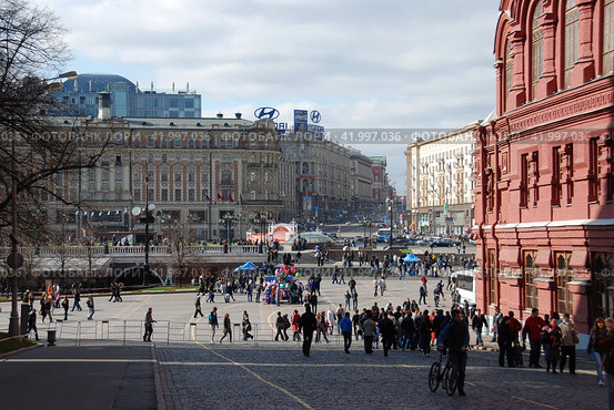 Многолюдно на Манежной площади в Москве (2010 год). Редакционное фото, фотограф lana1501 / Фотобанк Лори