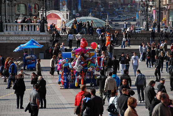 Многолюдно на Манежной площади в Москве (2010 год). Редакционное фото, фотограф lana1501 / Фотобанк Лори