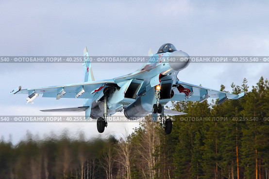Многоцелевой истребитель Су-35 ВКС России (2021 год). Редакционное фото, фотограф Александр Тарасенков / Фотобанк Лори