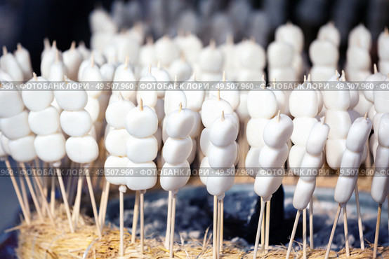 Mochi on a sticks, sweet rice cake dessert, at Nishiki market, Kyoto, Japan. Mochi on a sticks at Nishiki market, Kyoto. Стоковое фото, агентство Ingram Publishing / Фотобанк Лори