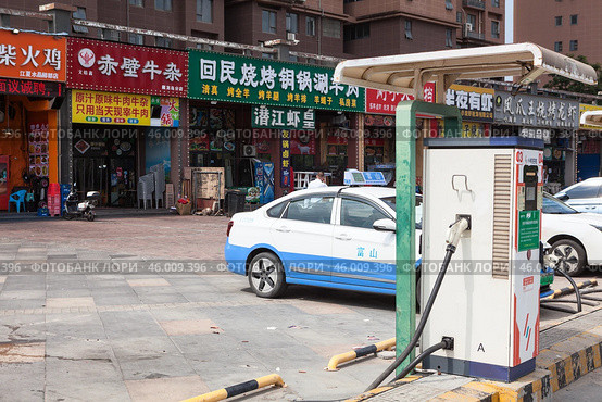 Modern electric car charging station at parking on the streets of the Wuhan city, China (2024 год). Редакционное фото, фотограф Кекяляйнен Андрей / Фотобанк Лори