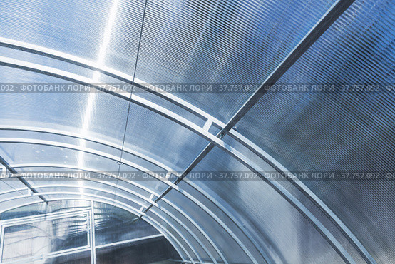 Modern greenhouse structure. Polycarbonate roof. Стоковое фото, фотограф EugeneSergeev / Фотобанк Лори