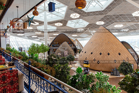 Modern interior of international airport in the capital Baku. Republic of Azerbaijan (2023 год). Редакционное фото, фотограф Евгений Ткачёв / Фотобанк Лори