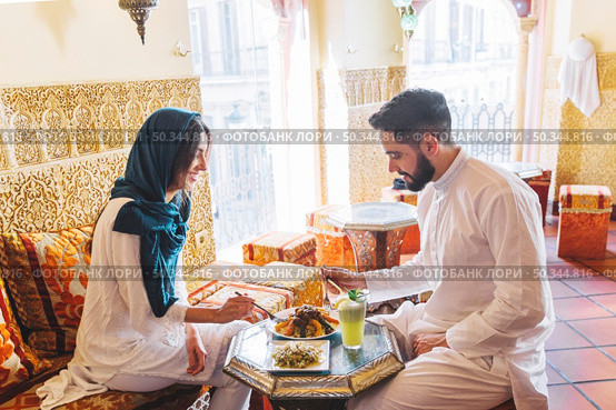 modern muslim couple arab restaurant. Стоковое фото, агентство Ingram Publishing / Фотобанк Лори