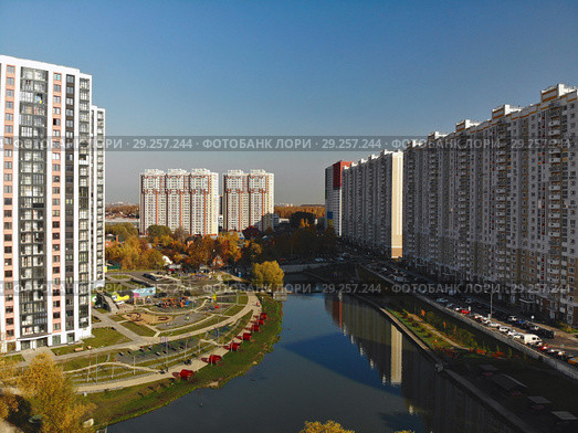 Modern residential buildings near pond Levoberezhny in Khimki, Russia (2018 год). Стоковое фото, фотограф Володина Ольга / Фотобанк Лори