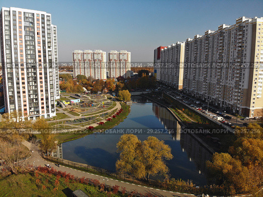 Modern residential buildings near pond Levoberezhny in Khimki, Russia (2018 год). Стоковое фото, фотограф Володина Ольга / Фотобанк Лори