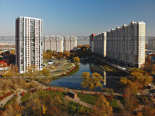 Modern residential houses near pond Levoberezhny in Khimki, Russia (2018 год). Стоковое фото, фотограф Володина Ольга / Фотобанк Лори