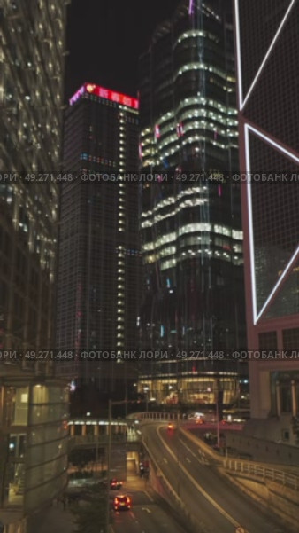 Modern skyscrapers reflect city skyline at night. Стоковое видео, видеограф Михаил Коханчиков / Фотобанк Лори