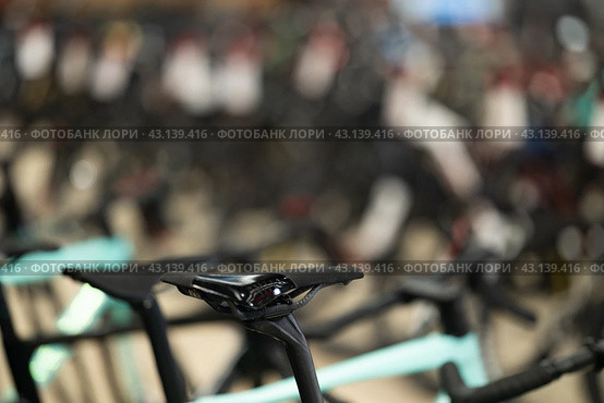 Modern sports bicycle saddles in shop. Rows of various sports bikes in bicycle shop. Стоковое фото, фотограф Яков Филимонов / Фотобанк Лори