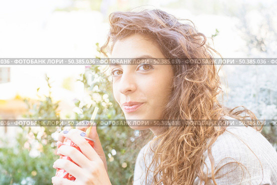 modern woman drinking coke. Редакционное фото, агентство Ingram Publishing / Фотобанк Лори