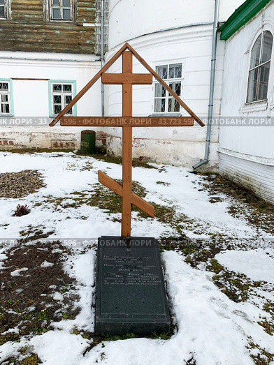 Могила княжны Параскевы, 19 век в Воскресенском Горицком женском монастыре в Вологодской области зимой. Россия (2020 год). Стоковое фото, фотограф Овчинникова Ирина / Фотобанк Лори