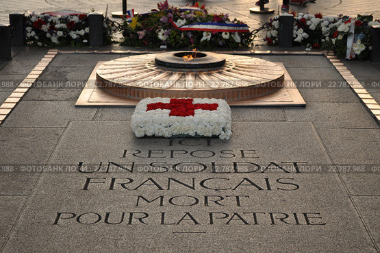 Могила Неизвестного Солдата (Tombe du Soldat inconnu) под сводами Триумфальной арки (L’arc de triomphe de l’Étoile), Париж, Франция (2015 год). Редакционное фото, фотограф Дарья Кравченко / Фотобанк Лори