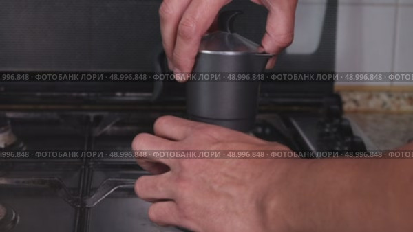 Moka pot preparation of specialty coffee infusion footage. Стоковое видео, видеограф Jose Leonardo Marino Coronado / Фотобанк Лори
