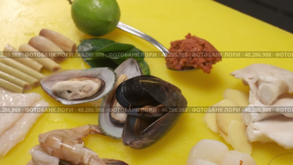 Mollusks, oysters, curves for Japanese cuisine. Стоковое видео, видеограф Aleksey Kidisyuk / Фотобанк Лори