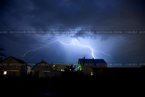 Молния в ночном небе над деревней. Стоковое фото, фотограф pzAxe / Фотобанк Лори