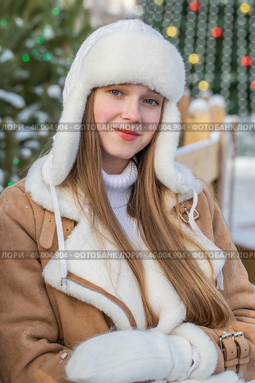 Молодая девушка в дубленке позирует в зимнем парке. Стоковое фото, фотограф Андрей Аркуша / Фотобанк Лори