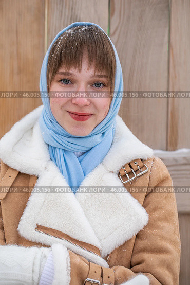 Молодая девушка в дубленке позирует в зимнем парке. Стоковое фото, фотограф Андрей Аркуша / Фотобанк Лори