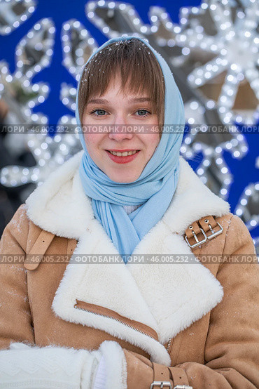 Молодая девушка в дубленке позирует в зимнем парке. Стоковое фото, фотограф Андрей Аркуша / Фотобанк Лори