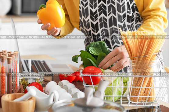 Молодая домохозяйка со свежими продуктами в корзине дома. Стоковое фото, фотограф Pixel_shot / Фотобанк Лори