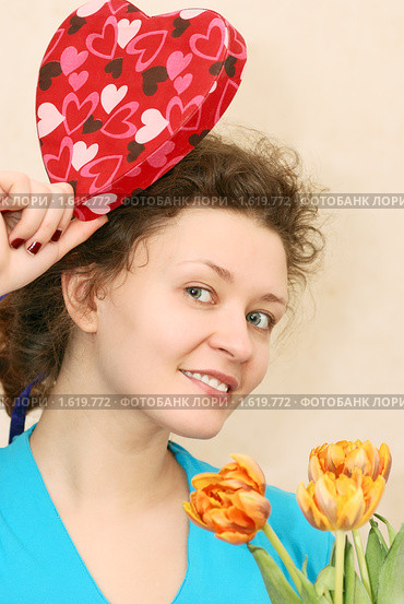 Молодая симпатичная девушка с подарком и цветами. Стоковое фото, фотограф Дмитрий Яковлев / Фотобанк Лори