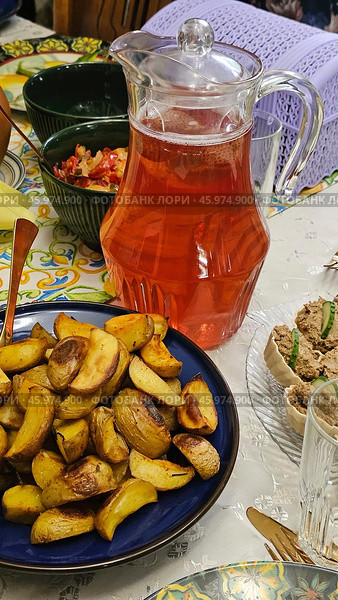 Молодой запеченый картофель с прованскими травами. Стоковое фото, фотограф Марина Володько / Фотобанк Лори