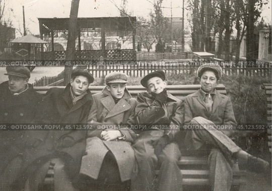 Молодые люди сидят на скамейке в начале 1960-х годов. Стоковое фото, фотограф Retro / Фотобанк Лори
