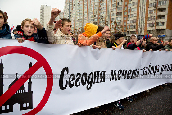 Молодые участники "Русского марша" держат баннер с надписью "Сегодня - мечеть, завтра - джихад!" на шествии в Люблине, Москва 4 ноября 2013. Редакционное фото, фотограф Николай Винокуров / Фотобанк Лори