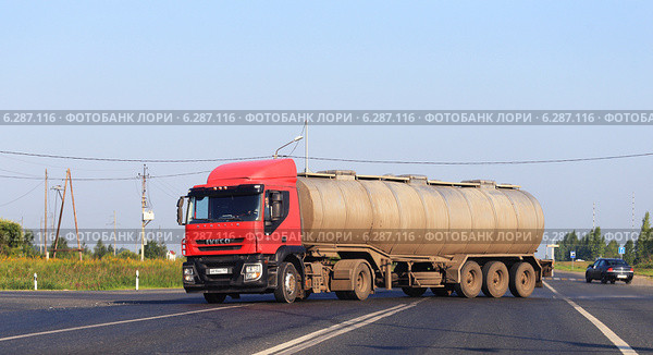 Молоковоз поперек трассы (2014 год). Редакционное фото, фотограф Анатолий Матвейчук / Фотобанк Лори