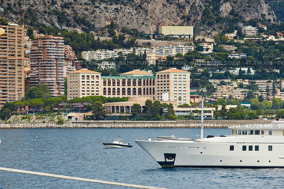 Monaco, Monte-Carlo, 4 sept 2015: Megayacht most expensive Felix, the preparation of the yacht show MYS in September, sunny day, hotel Monte-Carlo Bay in background, Italy, Fraser Yachts. Редакционное фото, фотограф Vladimir Drozdin / Фотобанк Лори
