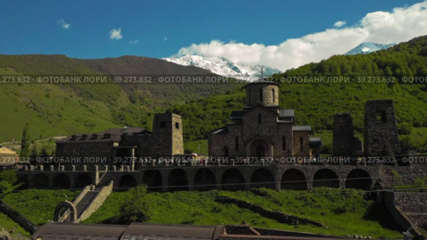 Monastery in Fiagdon. Mountains of the Caucasus. Стоковое видео, видеограф Поскребышев Михаил / Фотобанк Лори