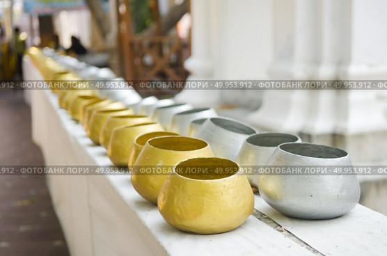 Monk’s alms bowl, Buddhist Thailand. Стоковое фото, агентство Ingram Publishing / Фотобанк Лори