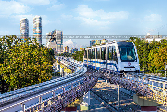 Монорельсовый поезд в Москве на фоне высотных зданий (2020 год). Редакционное фото, фотограф Лариса Рулёва / Фотобанк Лори