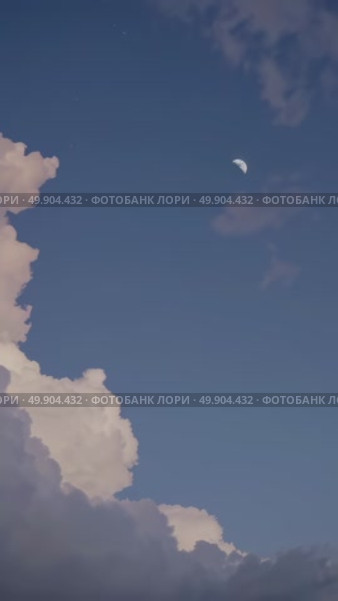 Moonrise journey amidst dramatic clouds and tranquil night sky with stars. Стоковое AI-видео, аниматор Владимир Федоров / Фотобанк Лори